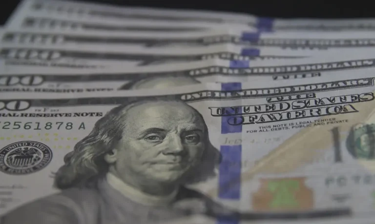 Dólar cai para R$ 5,85 após Trump isentar produtos eletrônicos