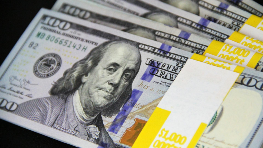 Com incerteza fiscal, dólar segue acima de R$ 5 há 219 dias