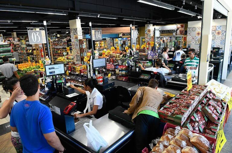 O que muda com portaria polêmica que restringe trabalho do comércio em domingos e feriados