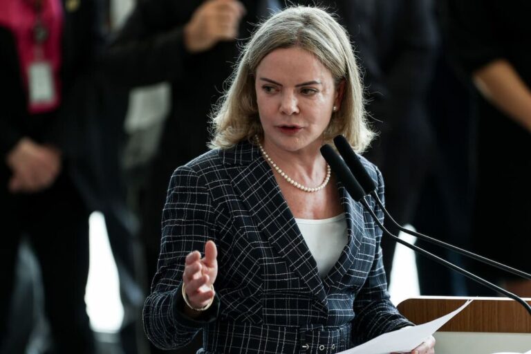 Gleisi diz que governo apresenta projeto de isenção do IR para até R$ 5 mil na próxima semana