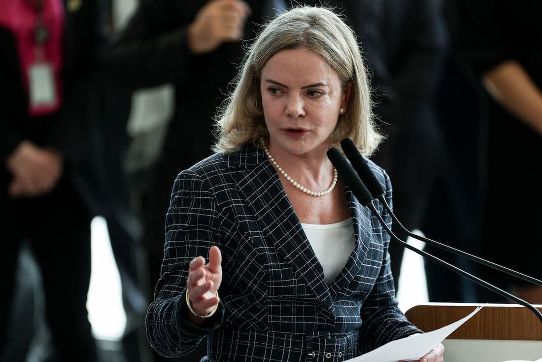 Gleisi diz que governo apresenta projeto de isenção do IR para até R$ 5 mil na próxima semana