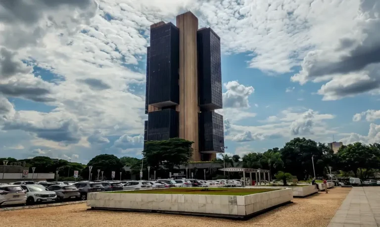 Aposta em alta de 0,75 pp na Selic cresce e taxas de juros sobem