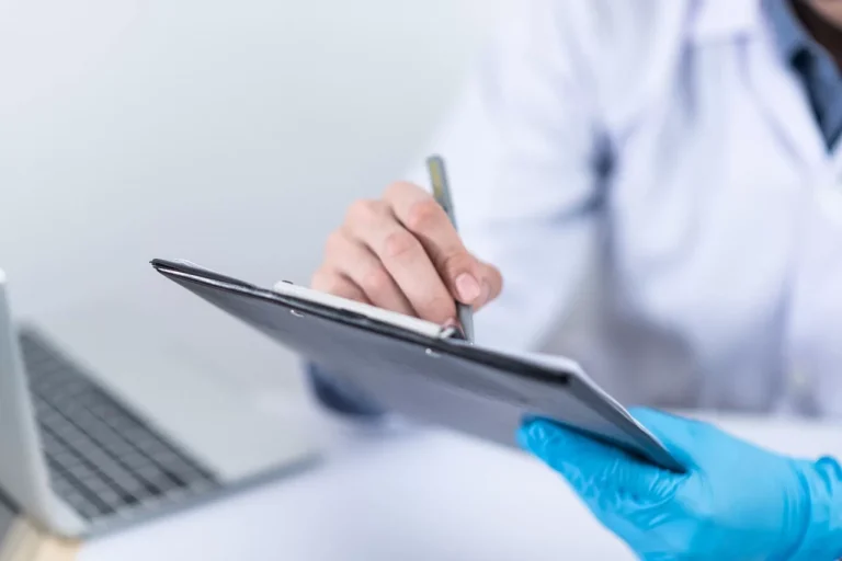 IRPF: recibos médicos em papel não valem mais para pagamentos realizados em 2025