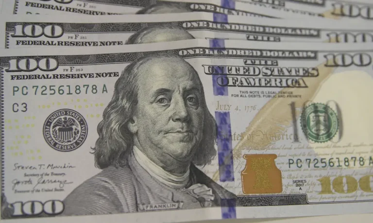 Dólar cai para R$ 5,392 com inflação nos EUA e Bolsonaro condenado