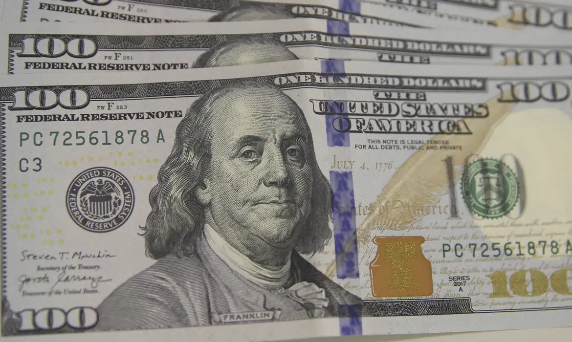 Dólar cai para R$ 5,392 com inflação nos EUA e Bolsonaro condenado