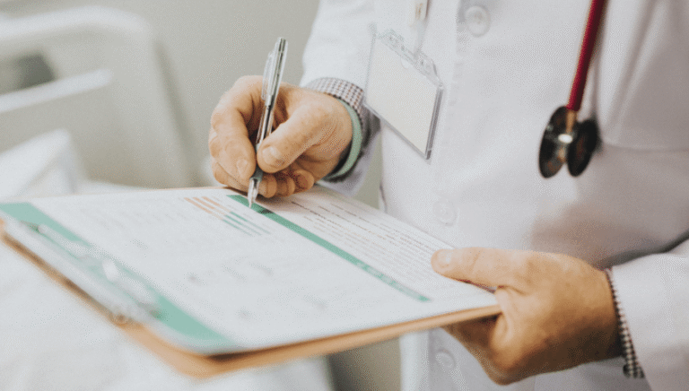 Justiça condena empresa por recusa de atestado médico particular