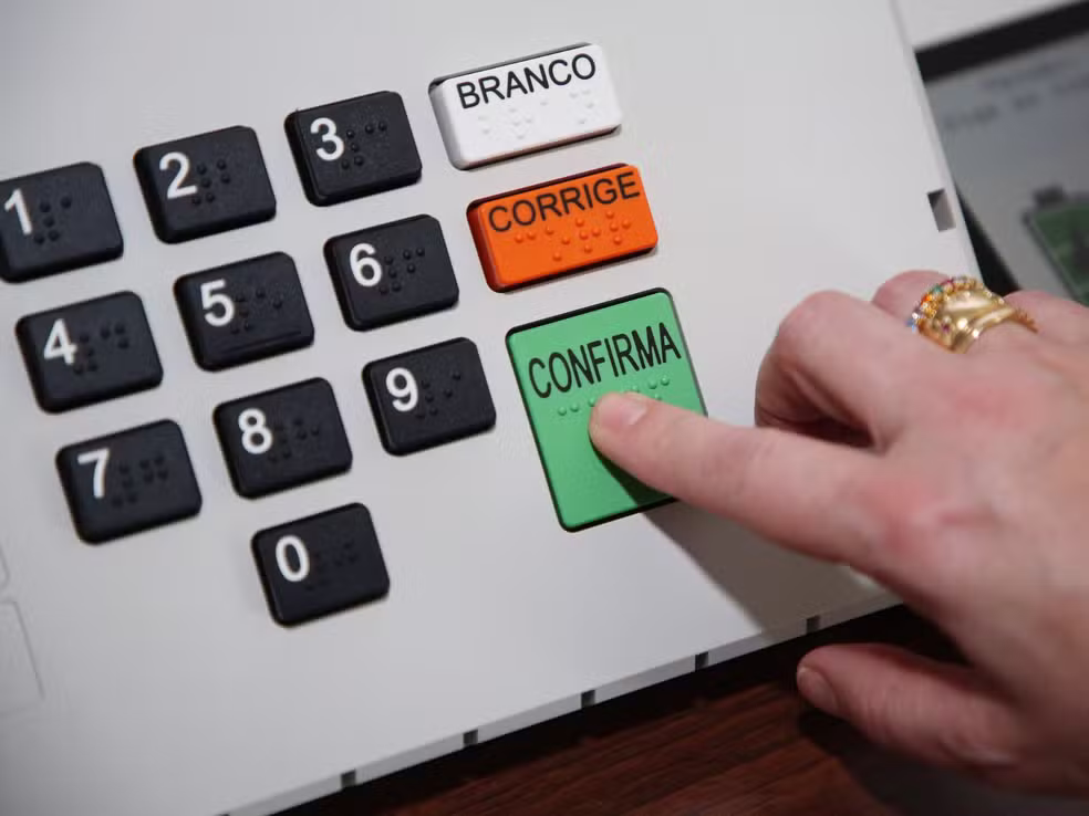 Vai trabalhar no dia da eleição? Patrão pode descontar horas para votar? Veja seus direitos